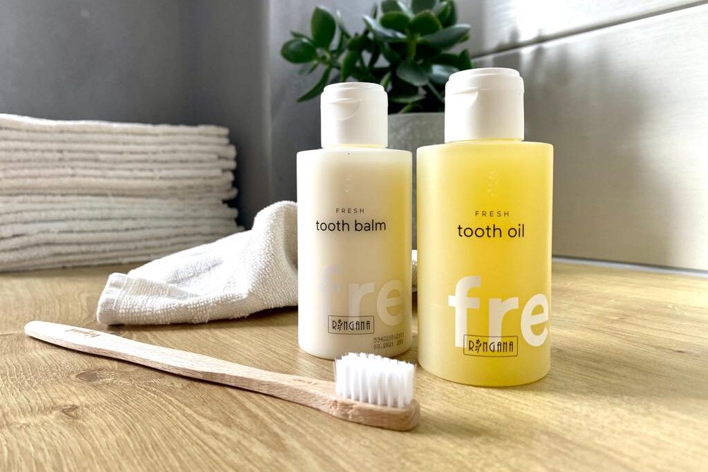 natürliche Zahnpflege Routine mit Zahnöl und Tooth Balm