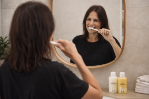 Von Zahnpasta zu natürlicher Zahnpflege: Meine Zahnpflege-Routine mit Zahnöl, Ölziehen und Tooth Balm