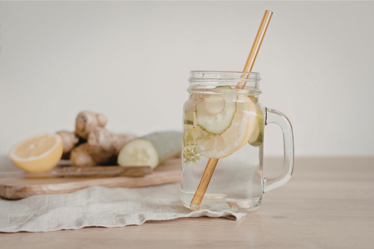 Wasserglas auf Tisch mit Frucht.
