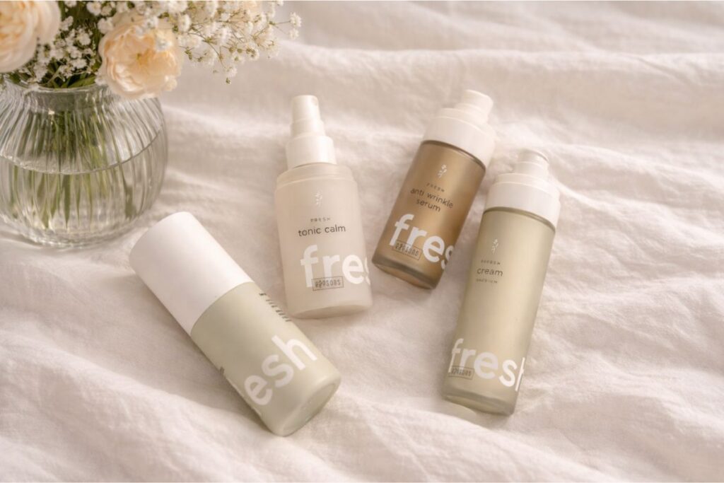 Ringana Hautpflege Produkte neben Blumenvase.