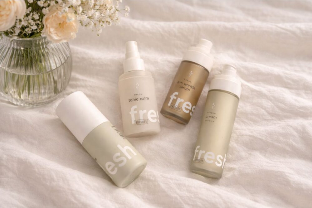 Ringana Hautpflege Produkte neben Blumenvase.