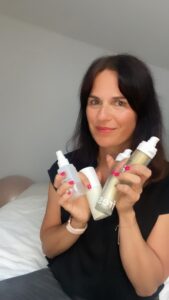 Frau mit 4 Ringana Gesichtspflegeprodukten in den Händen