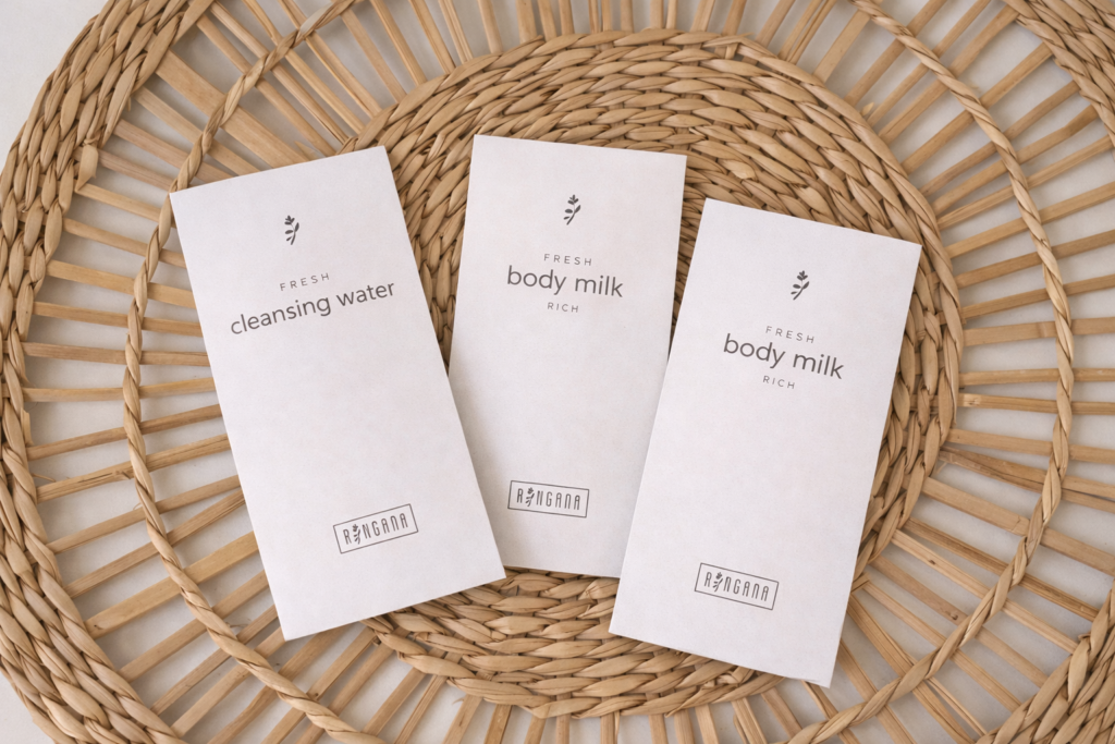 3 Ringana Samples auf dekorativer Unterlage.